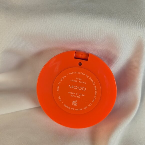 Item Mood Cheek Monkey Swipe & Glow Bronzer - Picture 3 of 3